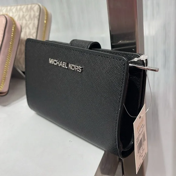 MICHAEL KORS
Medium Crossgrain Leather Wallet
Black
NWT - Picture 14 of 16